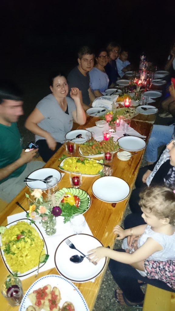 Spät am Abend: laue Luft, gedeckter Tisch, hungrige Mäuler